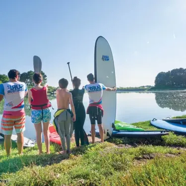 Groupes de personnes près d'un paddleboard et d'un canoë au Camping L'Océan Breton
