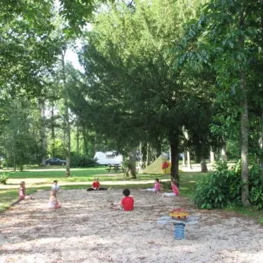 Enfants jouant dans le parc du Camping du Port Mulon
