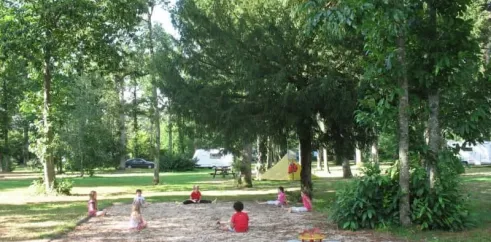 Enfants jouant dans le parc du Camping du Port Mulon