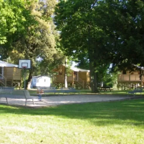 Camping du Port Mulon avec cabanes en bois et terrain de basket