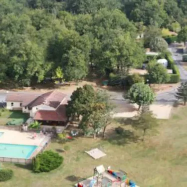 Camping La Nouvelle Croze avec piscine et maison centrale entourée de forêt