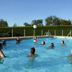 Camping La Nouvelle Croze : groupe de personnes jouant au volley-ball dans la piscine
