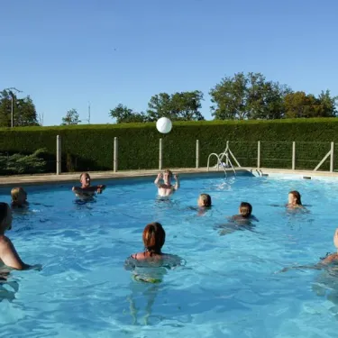 Camping La Nouvelle Croze : groupe de personnes jouant au volley-ball dans la piscine