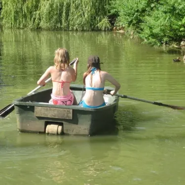 Deux enfants en bateau sur l'eau au Camping Ferme de Prunay