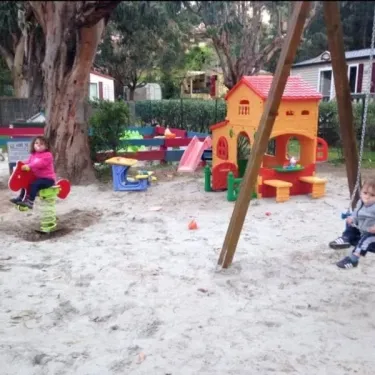 Camping U Pezzo : enfants jouant dans un parc de jeux en plein air