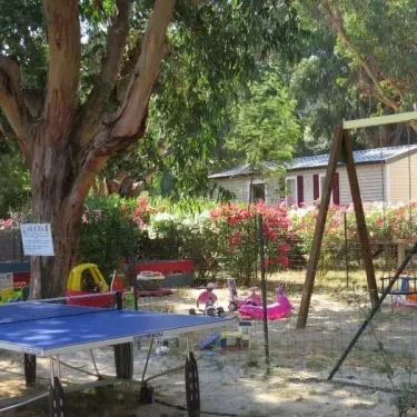 Table de ping-pong et jeux pour enfants dans le camping U Pezzo