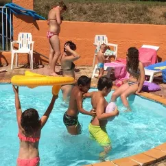 Enfants qui jouent dans la piscine au Camping Val Roma Park