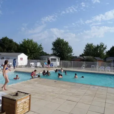 Enfants et adultes dans la piscine du Camping Résidence du Lac
