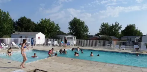 Enfants et adultes dans la piscine du Camping Résidence du Lac
