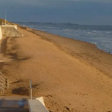 Plage avec une personne qui court près de l'océan, Camping Les Samaras
