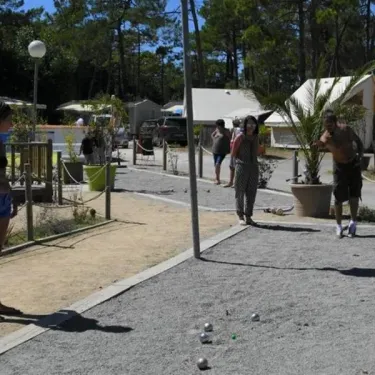Personnes jouant au bocce sur une piste en gravier, Camping Les Samaras
