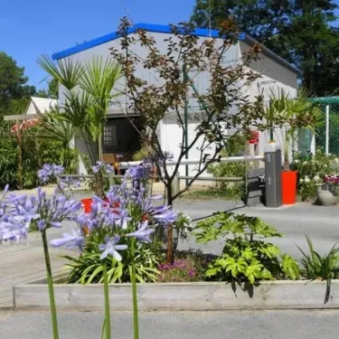 Photo camping Les Samaras avec fleurs et bâtiment