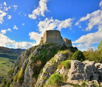 Château de Le Pré Cathare sur une colline rocheuse