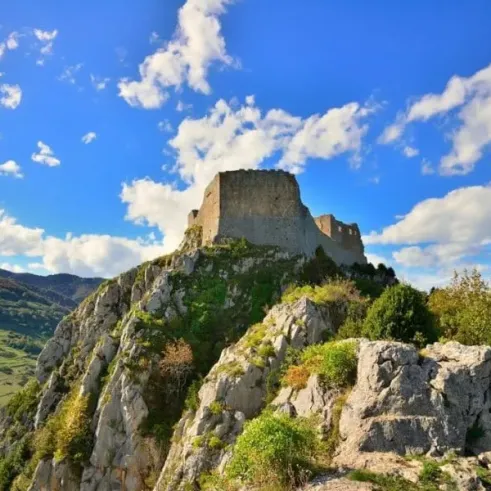 Château de Le Pré Cathare sur une colline rocheuse