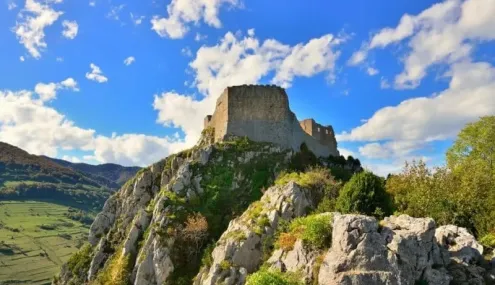 Château de Le Pré Cathare sur une colline rocheuse