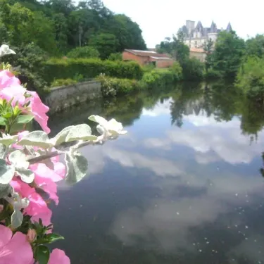 Camping Des Lacs avec un lac et un château en arrière-plan