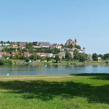 Vue panoramique du village sur un fleuve avec une église au sommet