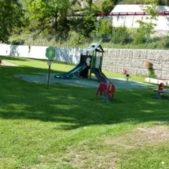 Camping L'Ile du Rhin avec deux caravanes blanches entre arbres et gazon