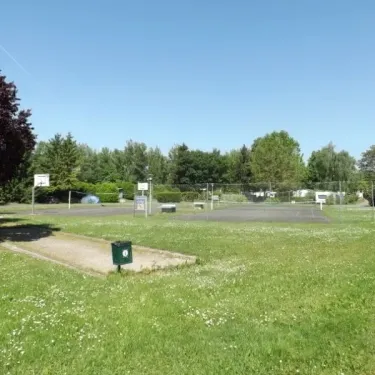 Terrain de tennis et banc dans le camping L'Ile du Rhin