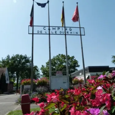Entrée du camping avec panneau 