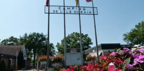 Entrée du camping avec panneau 