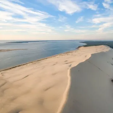 Vue aérienne du camping Slow Village avec dunes et mer