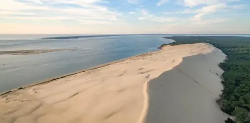 Vue aérienne du camping Slow Village avec dunes et mer