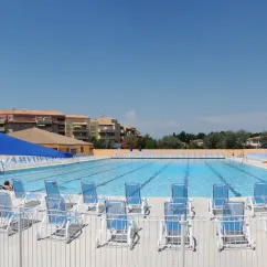 Piscine avec transats bleus à Camping Port Camargue
