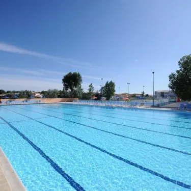 Piscine olympique avec lignes de nage au Camping Port Camargue