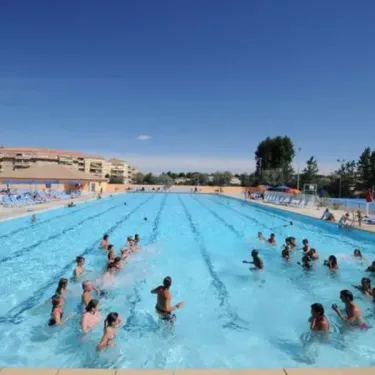 Nageurs dans la piscine olympique à Camping Port Camargue