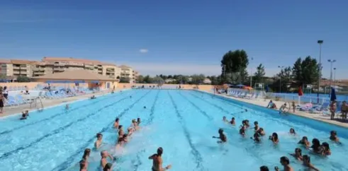 Nageurs dans la piscine olympique à Camping Port Camargue