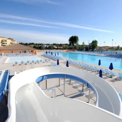 Piscine avec toboggan à Camping Port Camargue