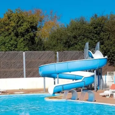 Toboggan aquatique bleu dans la piscine du Camping Kerarno