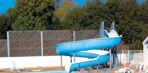 Toboggan aquatique bleu dans la piscine du Camping Kerarno