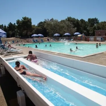 Personne glissant dans une chute d'eau à la piscine du Camping Les Demoiselles