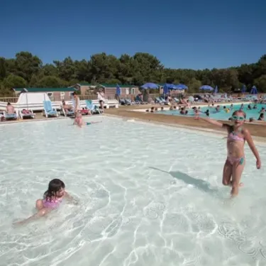 Enfants qui jouent dans la piscine au Camping Les Demoiselles