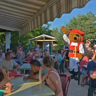 Personnage de ours pirate dans une fête au camping Les Albères