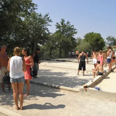 Groupes de personnes jouant au billard sur une aire de jeux en plein air à Camping Les Albères.