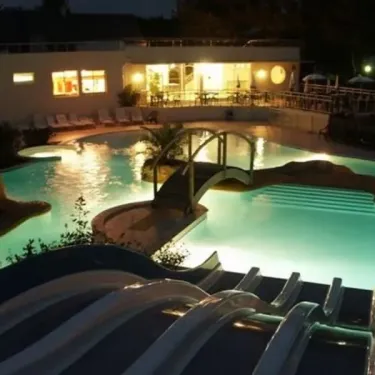 Camping Les Iles - piscine éclairée la nuit avec toboggan