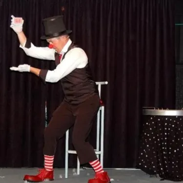 Circassien en costume de clown au Camping Les Iles