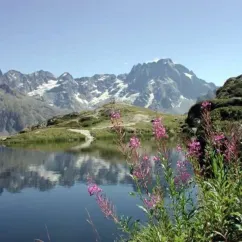 Lac entouré de montagnes dans le parc naturel du Camping Les Bonnets