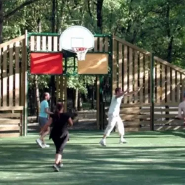 Jeux de basket-ball sur une cour en herbe au Camping Les Bonnets