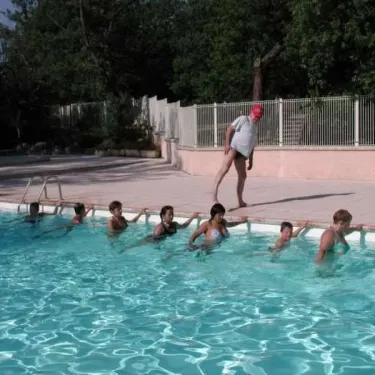 Enseignement aquatique dans une piscine, surveillant accompagné d'enfants, Camping Les Bonnets