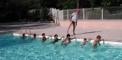 Enseignement aquatique dans une piscine, surveillant accompagné d'enfants, Camping Les Bonnets