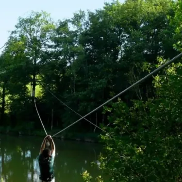 Person faisant du zip-lining au-dessus d'un lac, Camping Lac aux Oiseaux