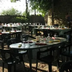 Tableau extérieur avec tables et chaises pour repas au Camping Lac aux Oiseaux