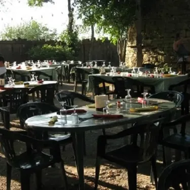 Tableau extérieur avec tables et chaises pour repas au Camping Lac aux Oiseaux
