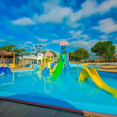 Piscine aquatique avec toboggans colorés au Camping Zagarella