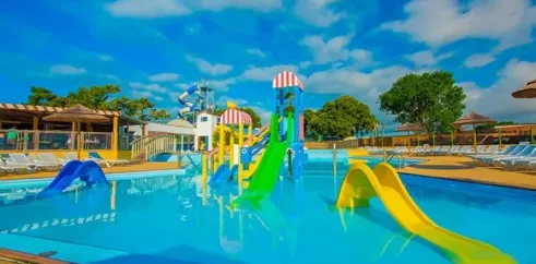 Piscine aquatique avec toboggans colorés au Camping Zagarella