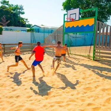 Enfants jouant au basket sur sable à Camping Zagarella